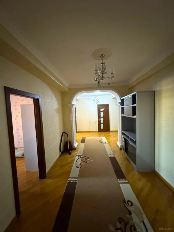 Satılır 4 otaqlı mənzil 175 m²