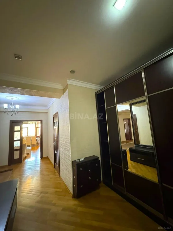 Satılır 4 otaqlı mənzil 175 m²