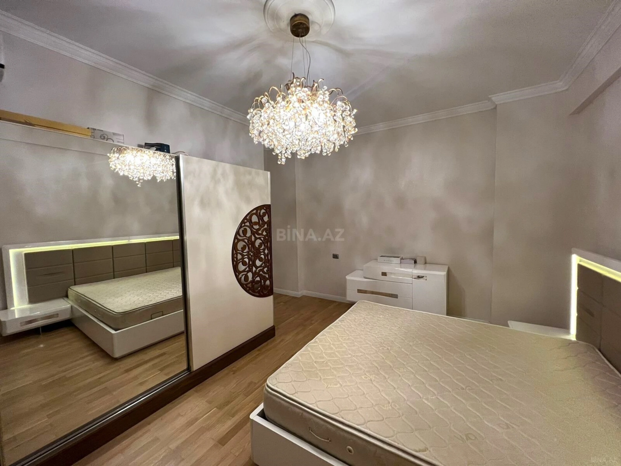 Satılır 4 otaqlı mənzil 175 m²