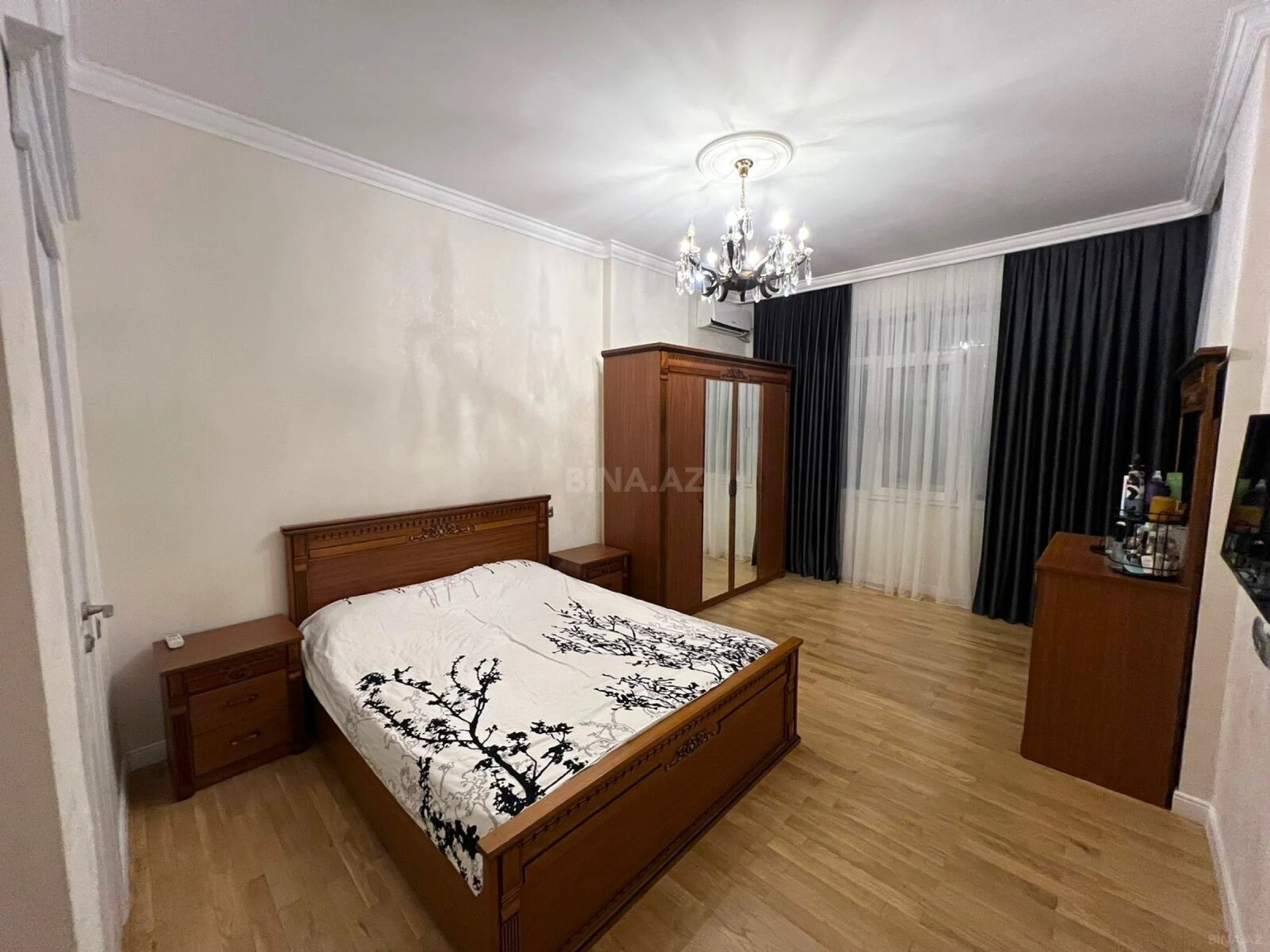 Satılır 4 otaqlı mənzil 175 m²
