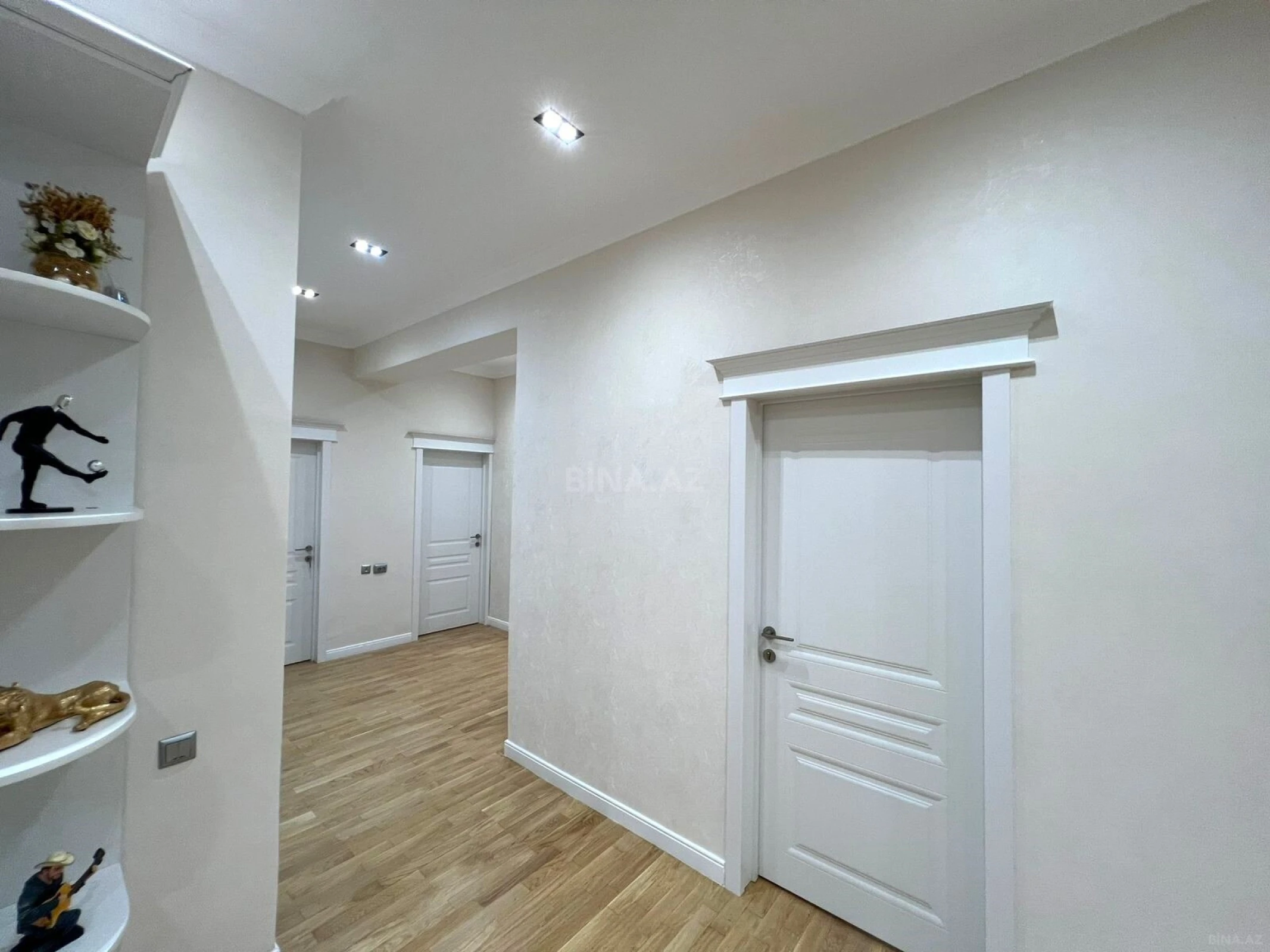 Satılır 4 otaqlı mənzil 175 m²