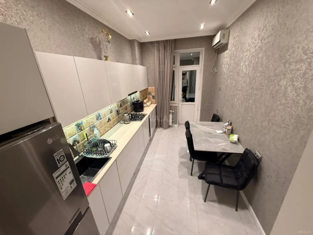 Satılır 4 otaqlı mənzil 175 m²