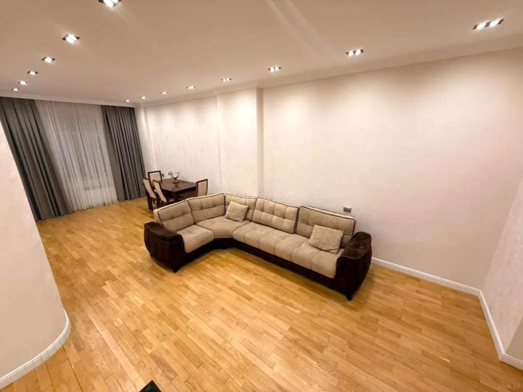Satılır 4 otaqlı mənzil 175 m²
