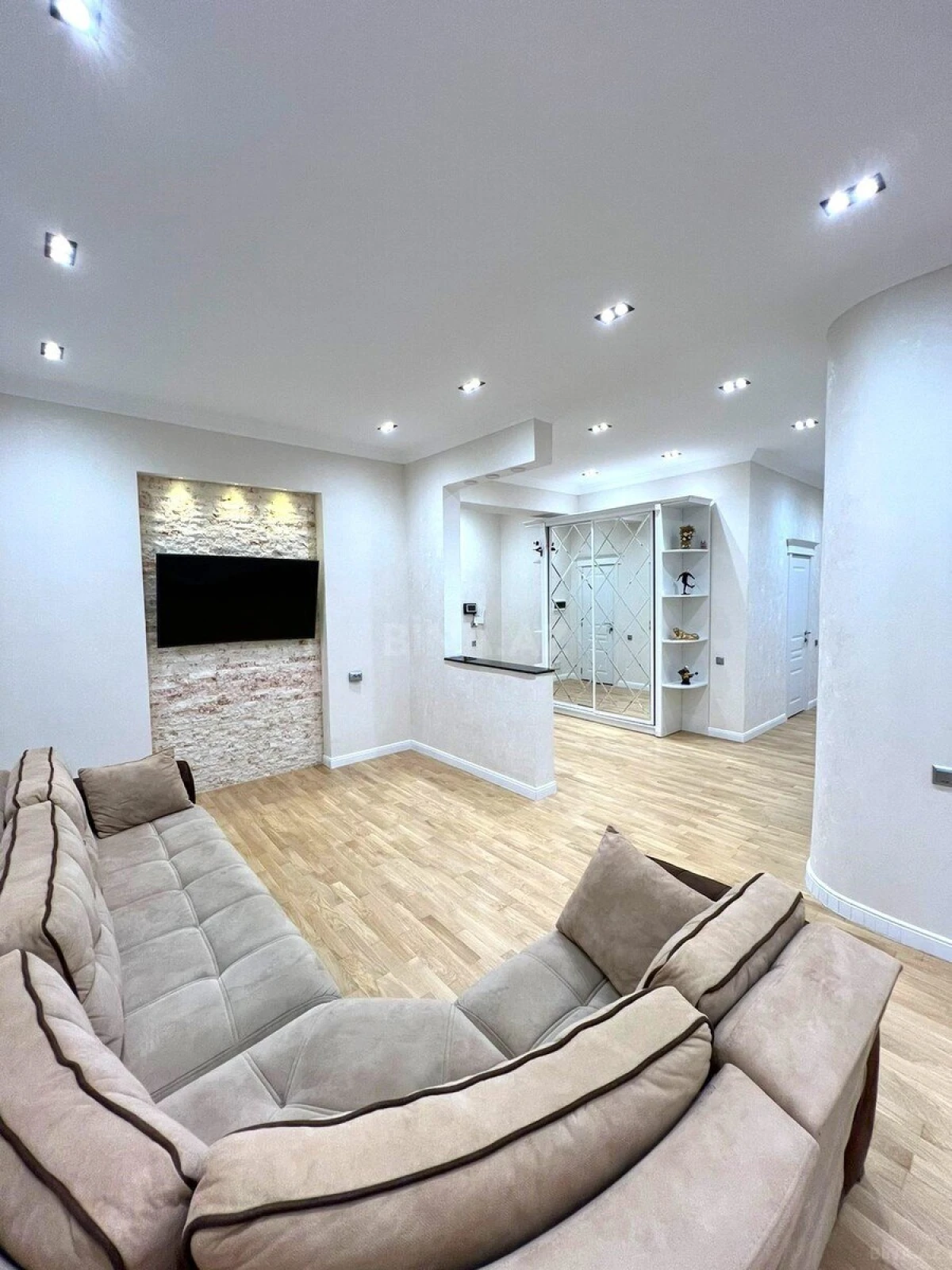 Satılır 4 otaqlı mənzil 175 m²