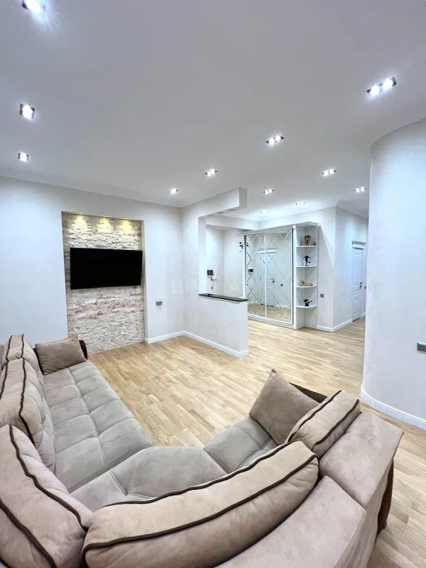 Satılır 4 otaqlı mənzil 175 m²