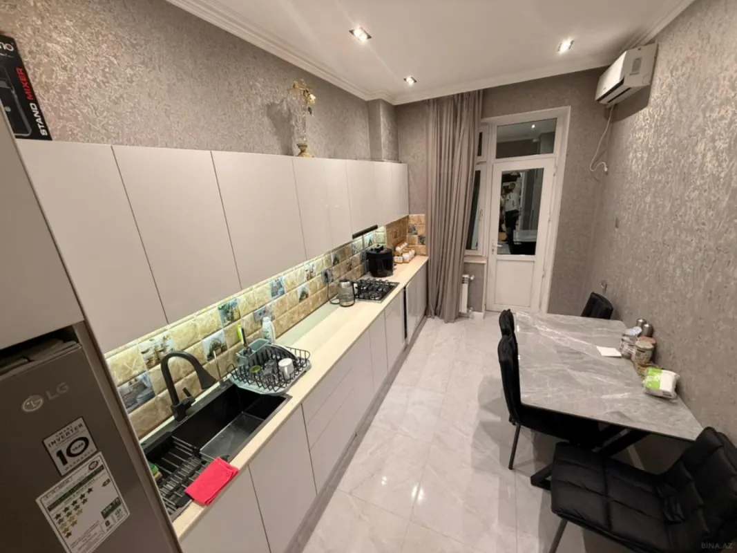 Satılır 4 otaqlı mənzil 175 m²