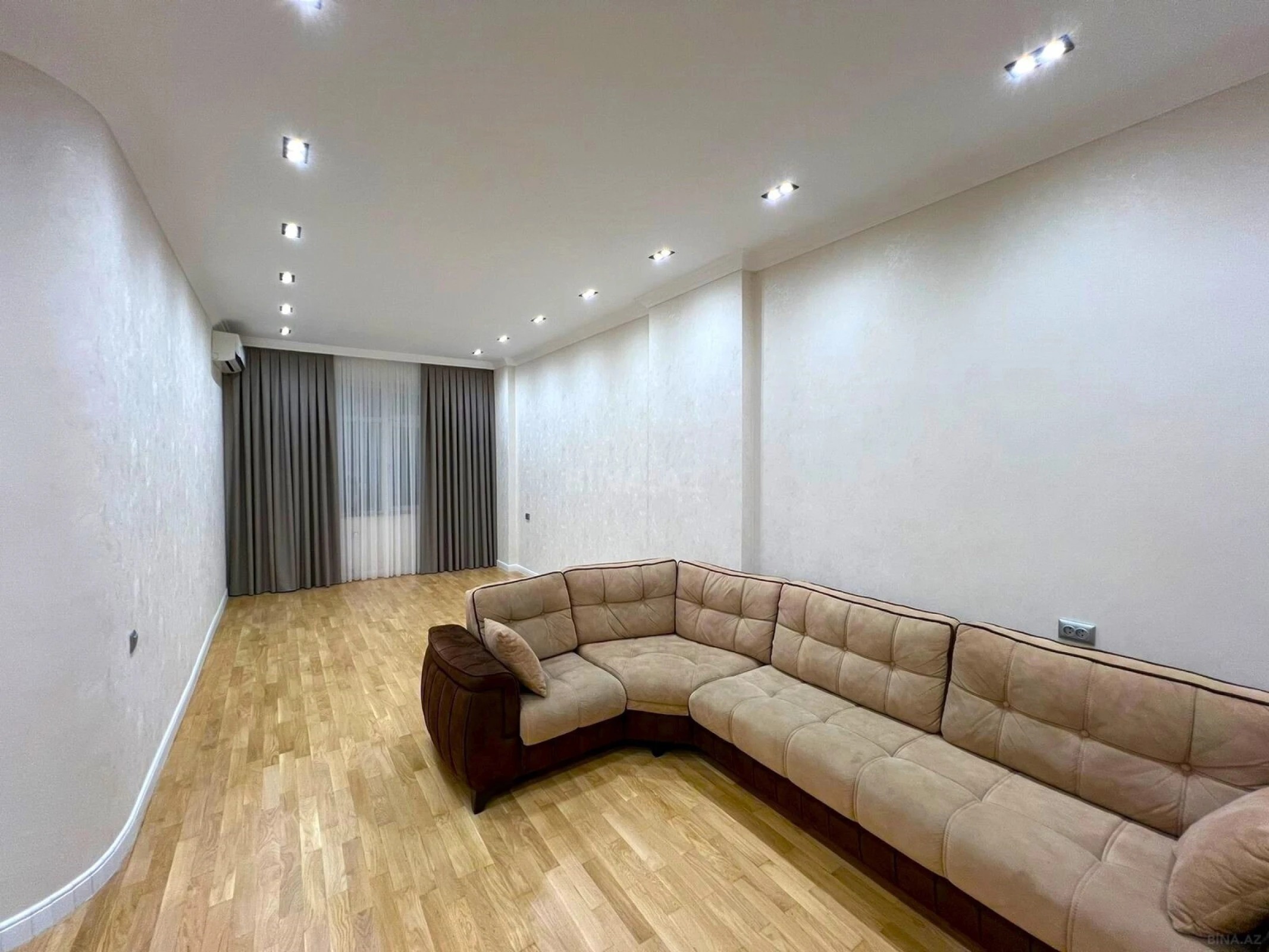 Satılır 4 otaqlı mənzil 175 m²