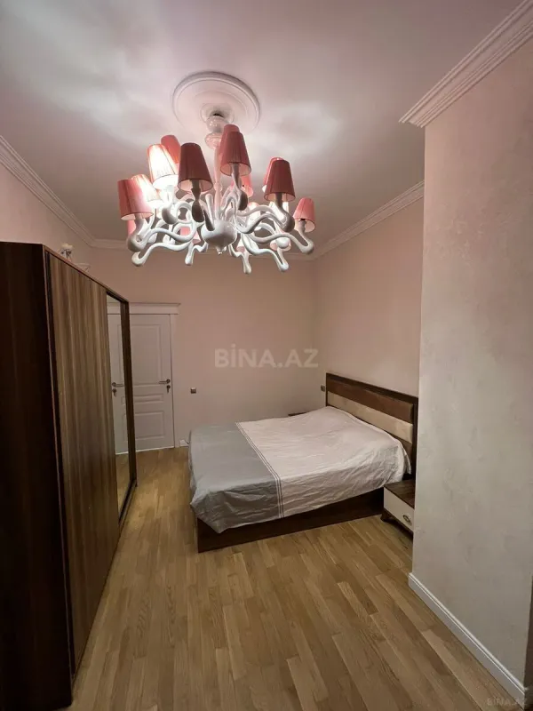 Satılır 4 otaqlı mənzil 175 m²