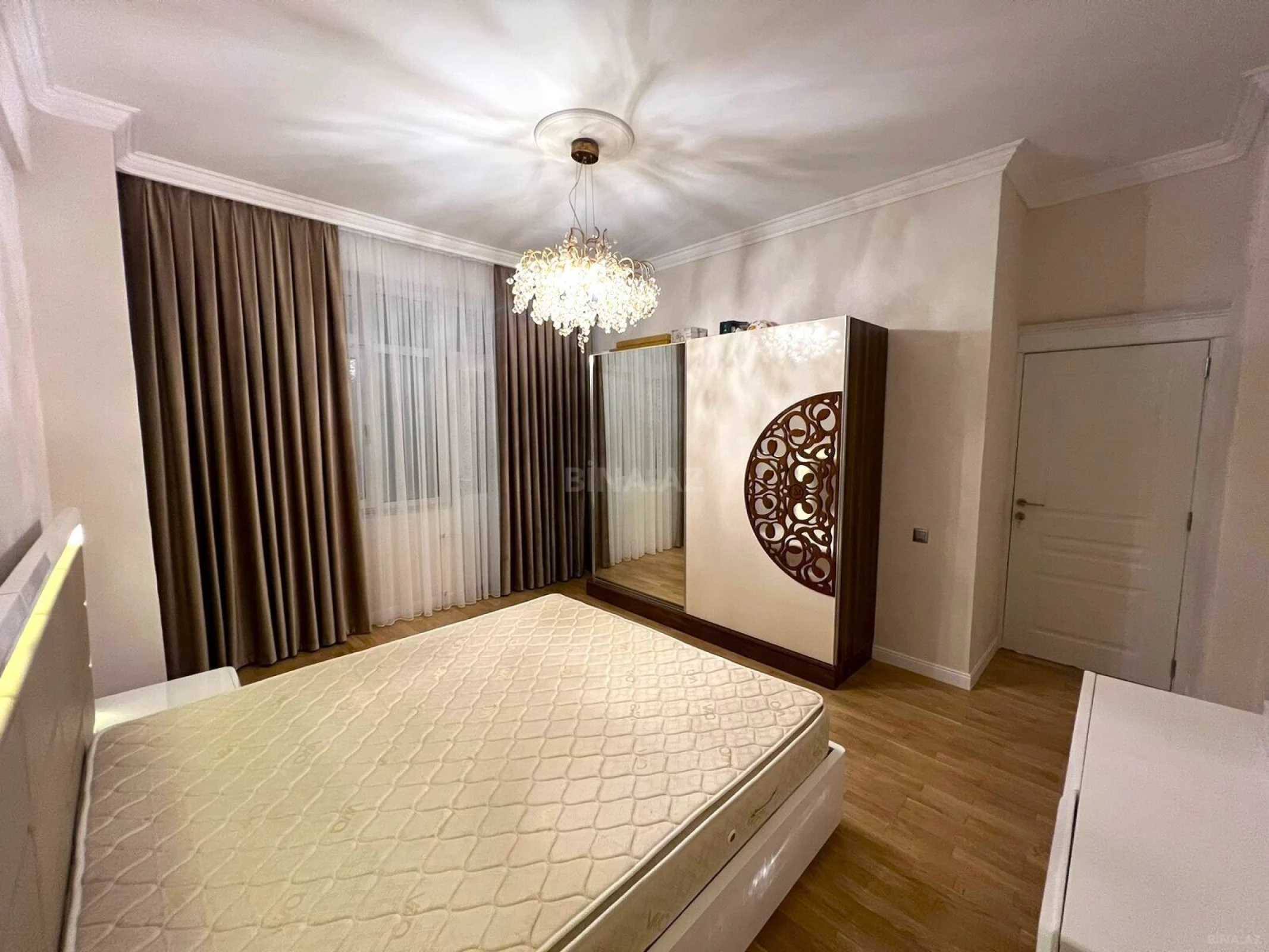 Satılır 4 otaqlı mənzil 175 m²