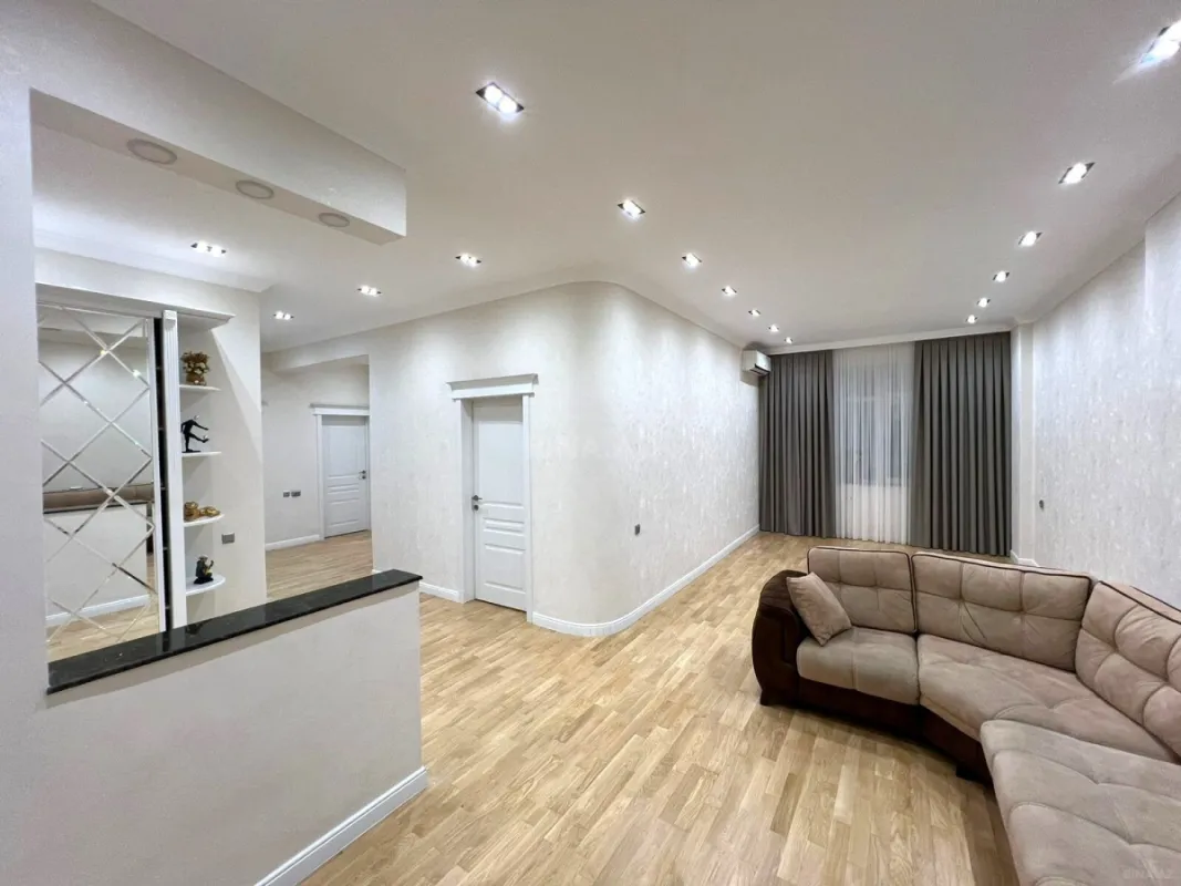 Satılır 4 otaqlı mənzil 175 m²