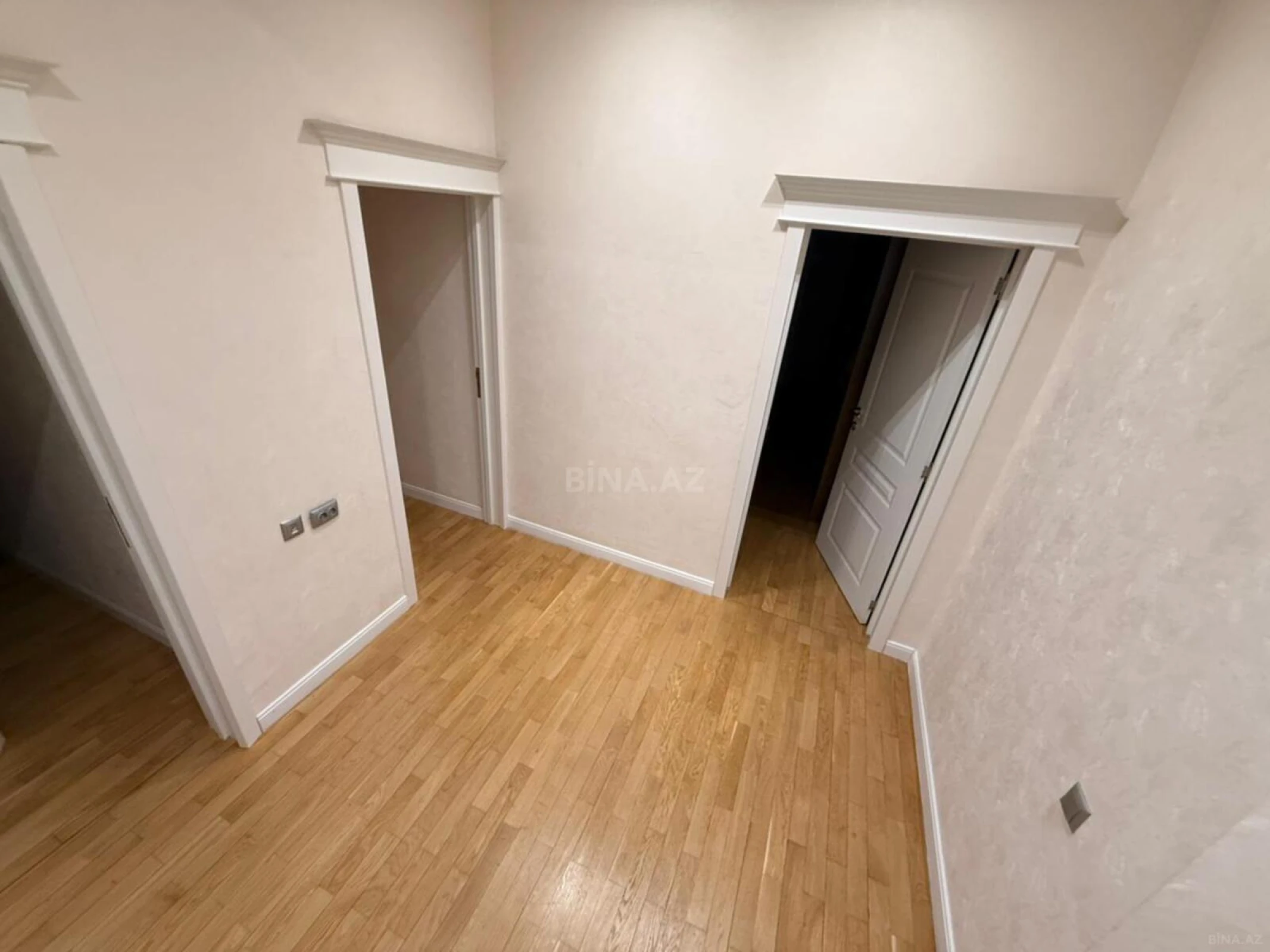 Satılır 4 otaqlı mənzil 175 m²