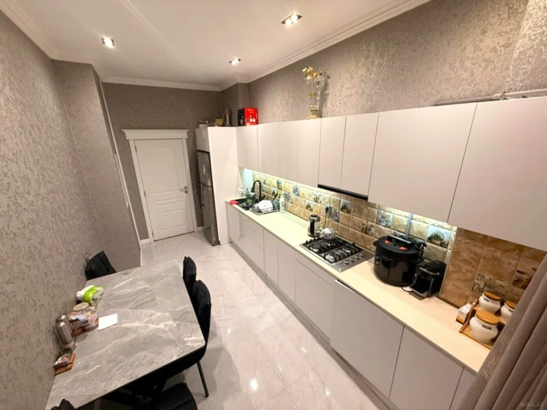 Satılır 4 otaqlı mənzil 175 m²