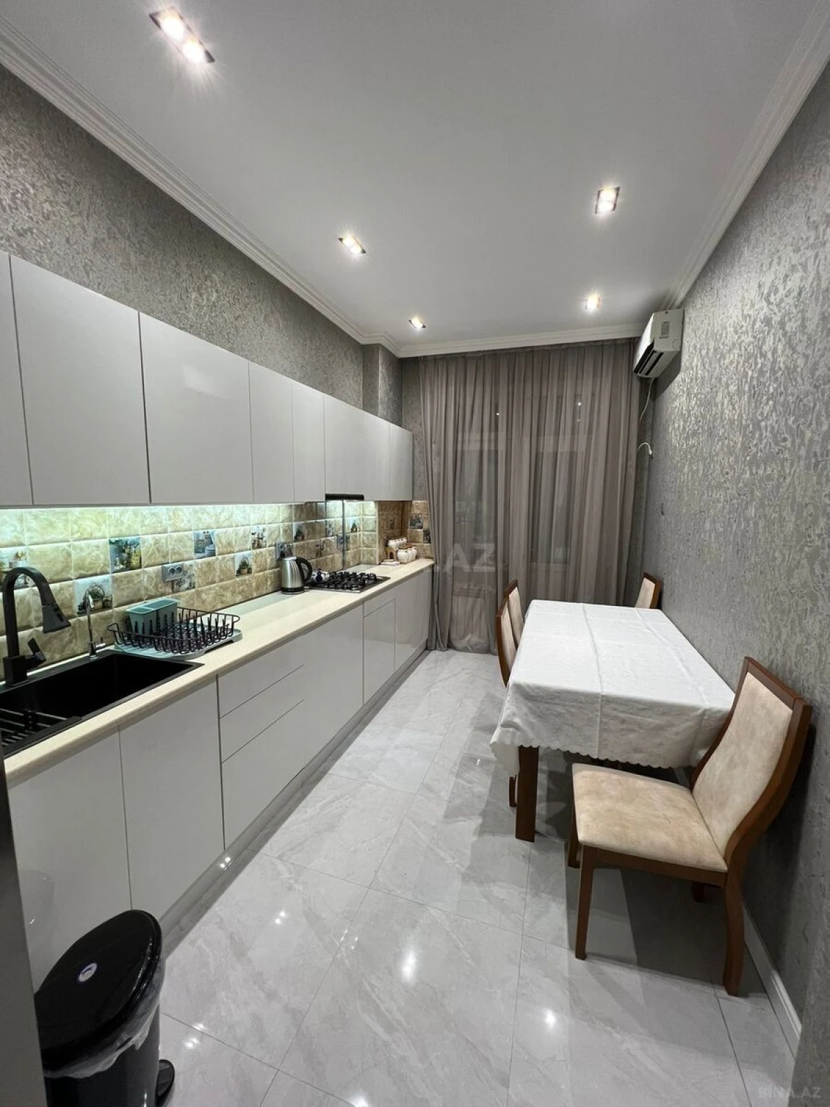 Satılır 4 otaqlı mənzil 175 m²