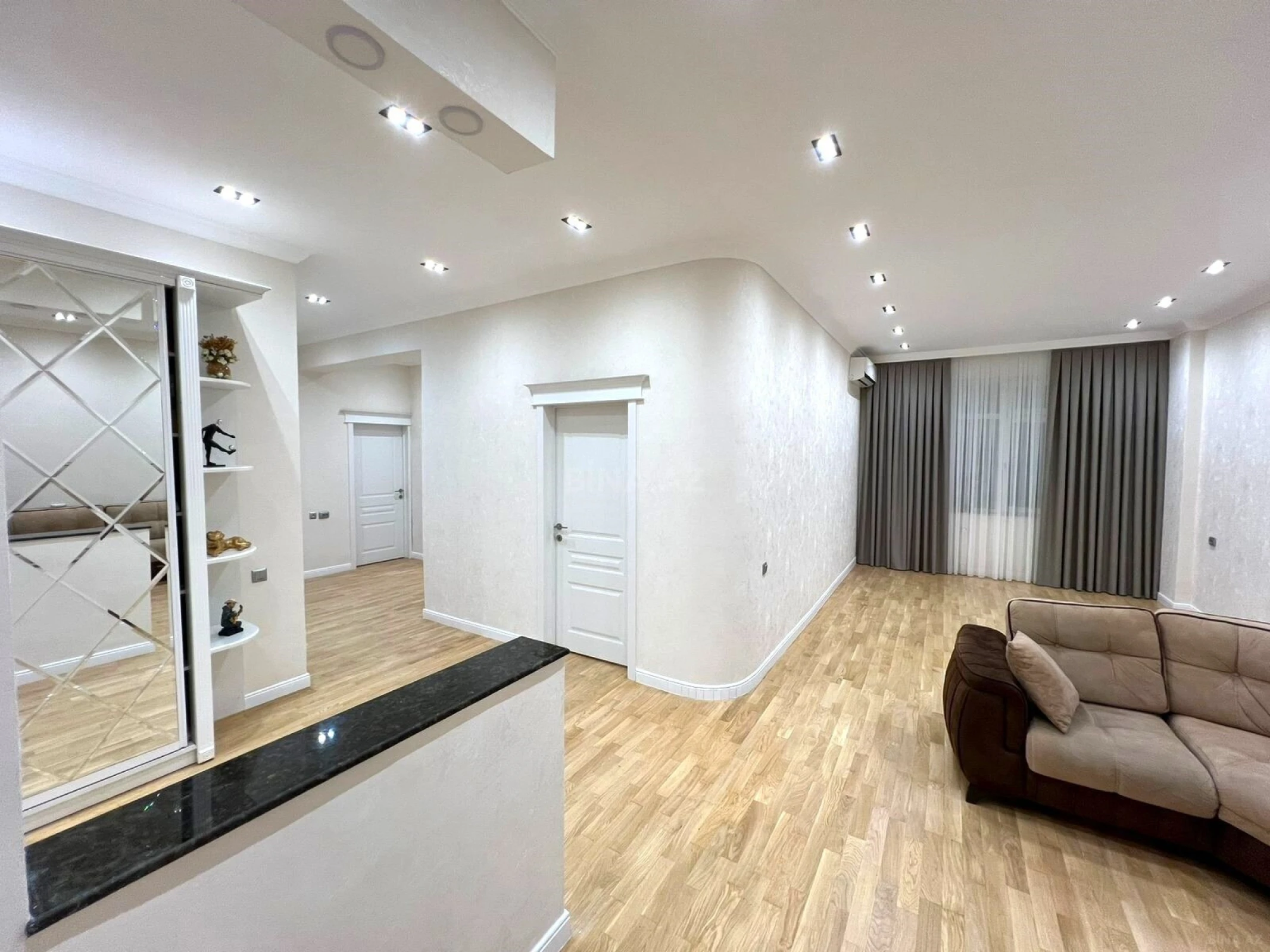 Satılır 4 otaqlı mənzil 175 m²