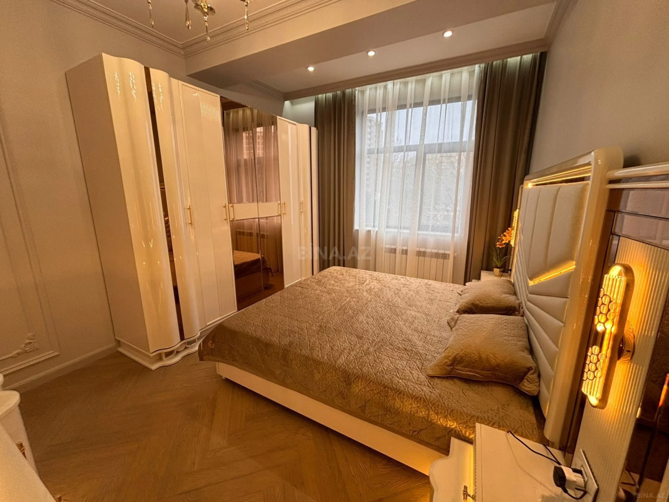 Satılır 3 otaqlı mənzil 118 m²