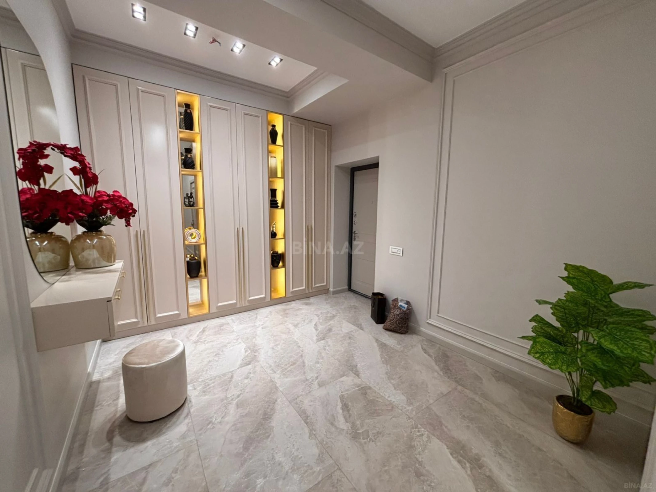 Satılır 3 otaqlı mənzil 118 m²