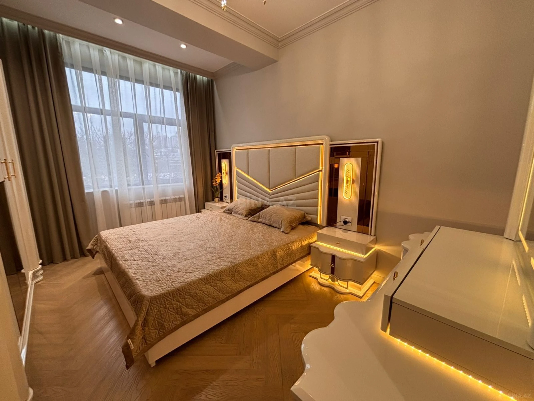 Satılır 3 otaqlı mənzil 118 m²