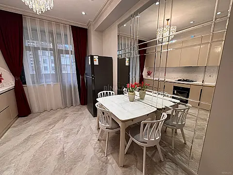 Satılır 3 otaqlı mənzil 118 m²
