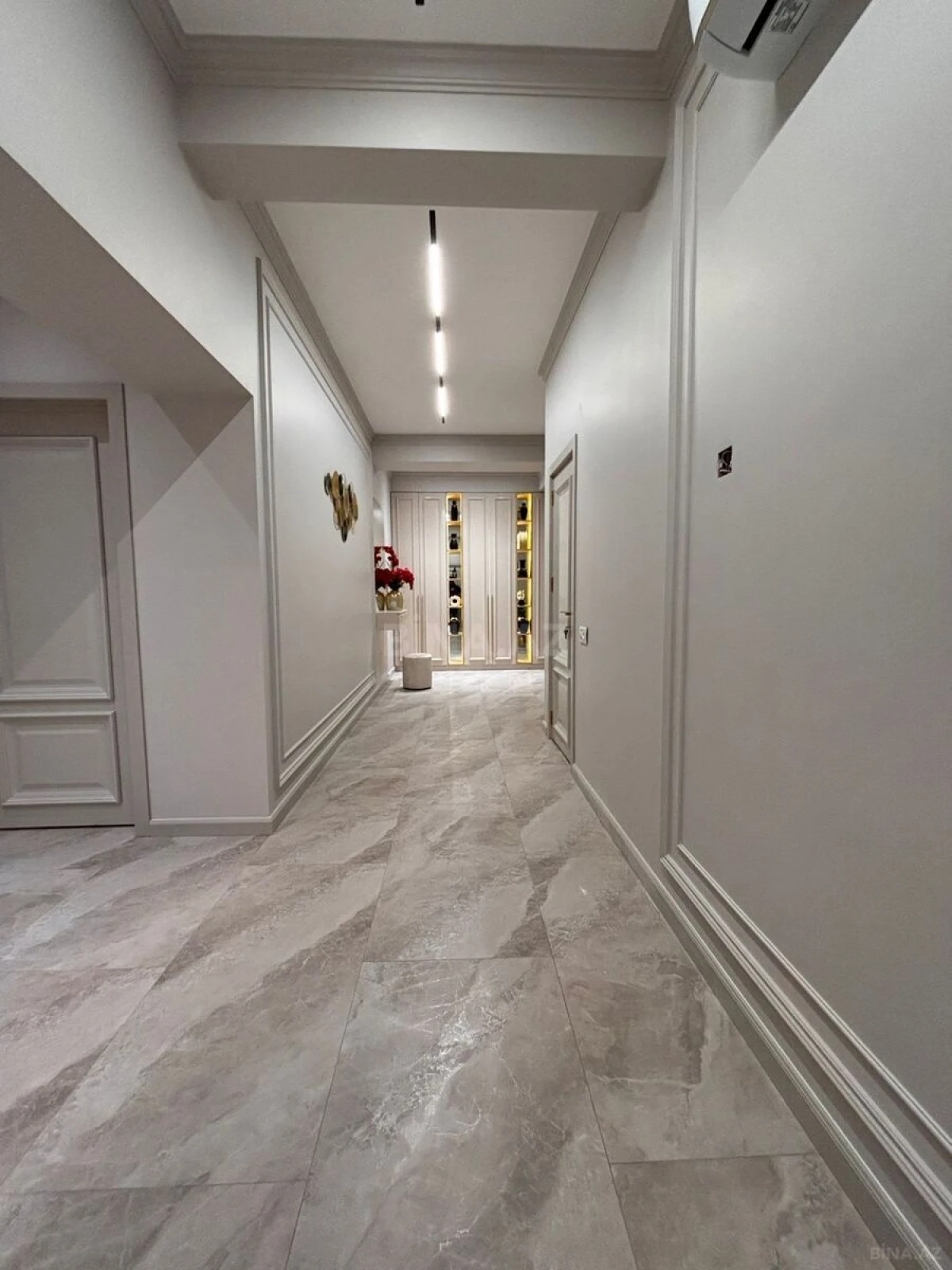 Satılır 3 otaqlı mənzil 118 m²