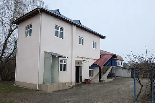 Satılır 8 otaqlı həyət evi 300 m²