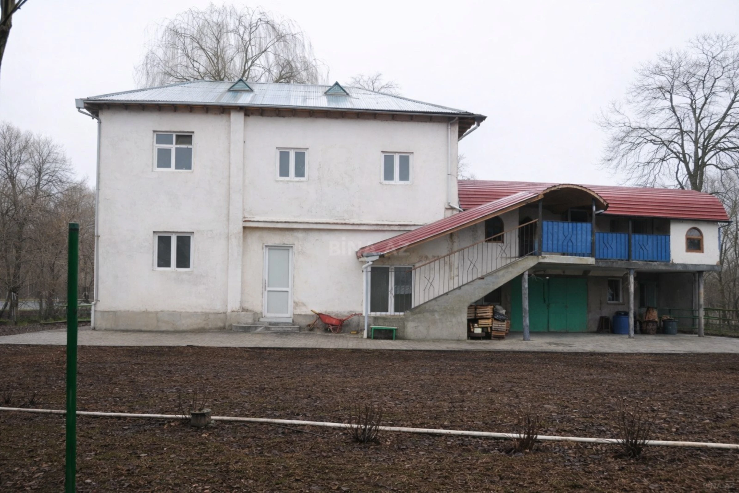 Satılır 8 otaqlı həyət evi 300 m²