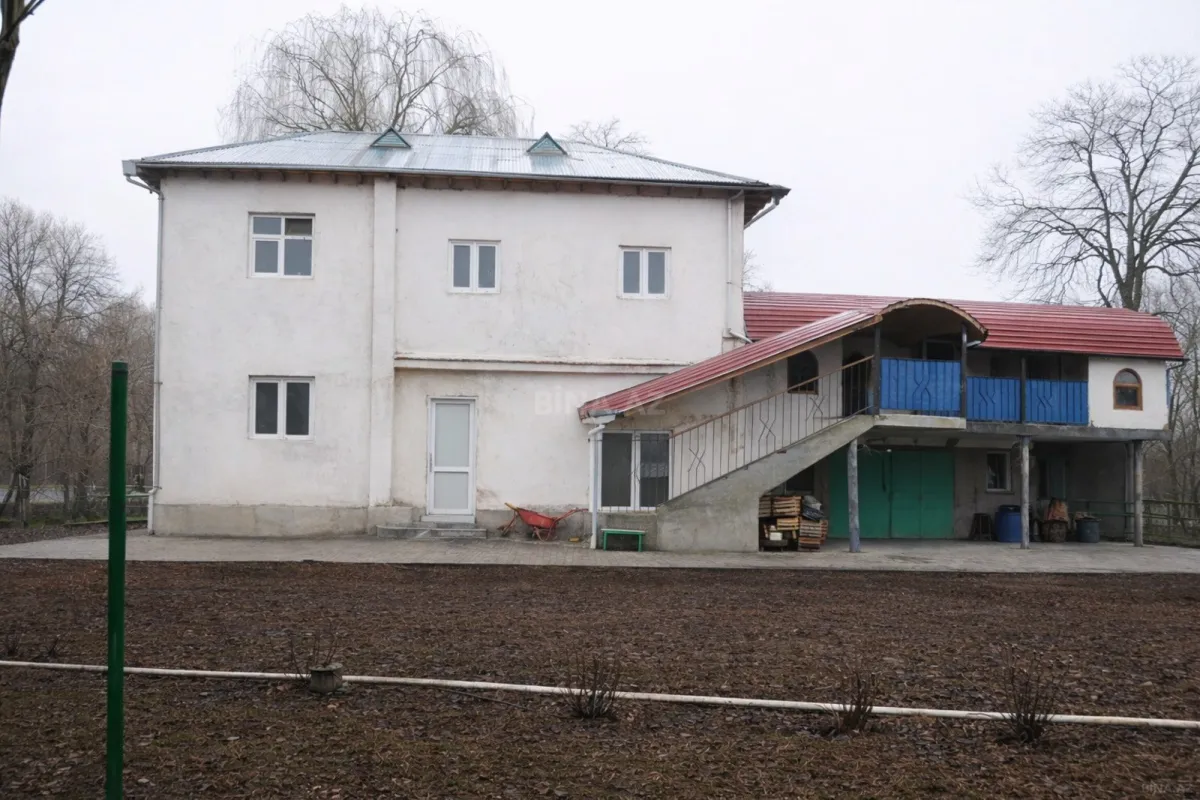 Satılır 8 otaqlı həyət evi 300 m²