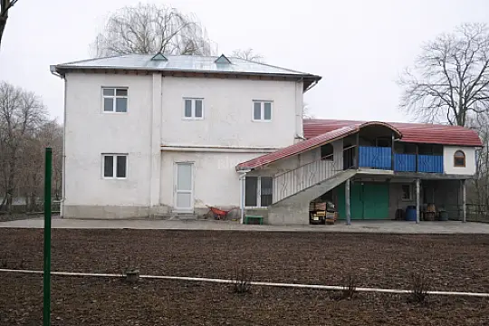 Satılır 8 otaqlı həyət evi 300 m²