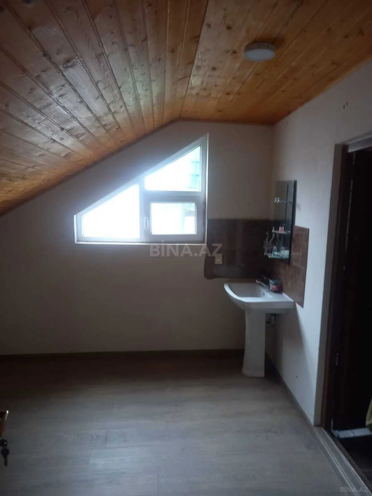 Satılır 8 otaqlı həyət evi 300 m²