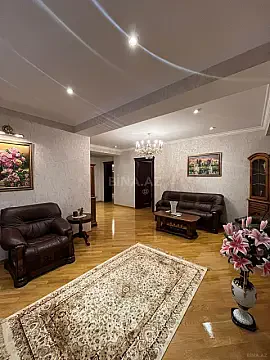 Satılır 4 otaqlı mənzil 240 m² — Bakı, Nizami 4 otaq 240.00 m²