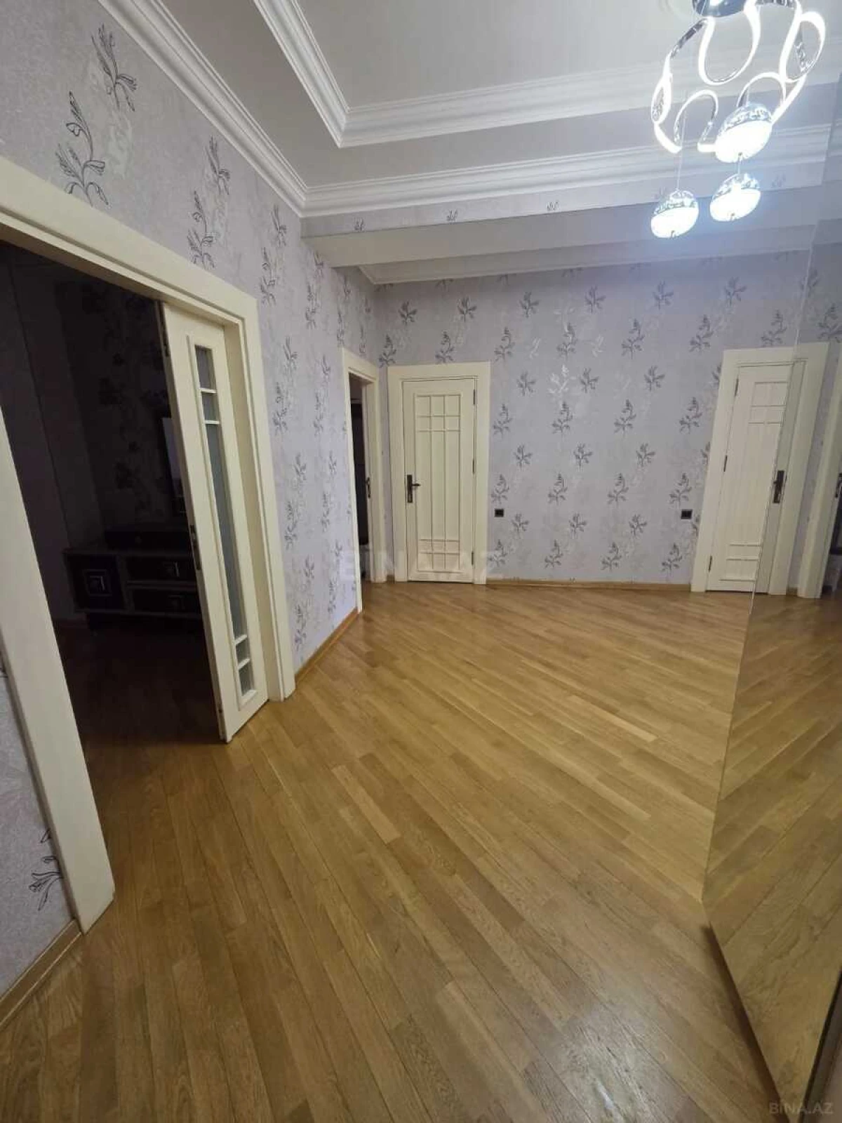 Kirayə verilir 2 otaqlı mənzil 110 m²