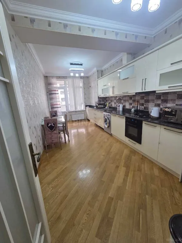 Kirayə verilir 2 otaqlı mənzil 110 m²