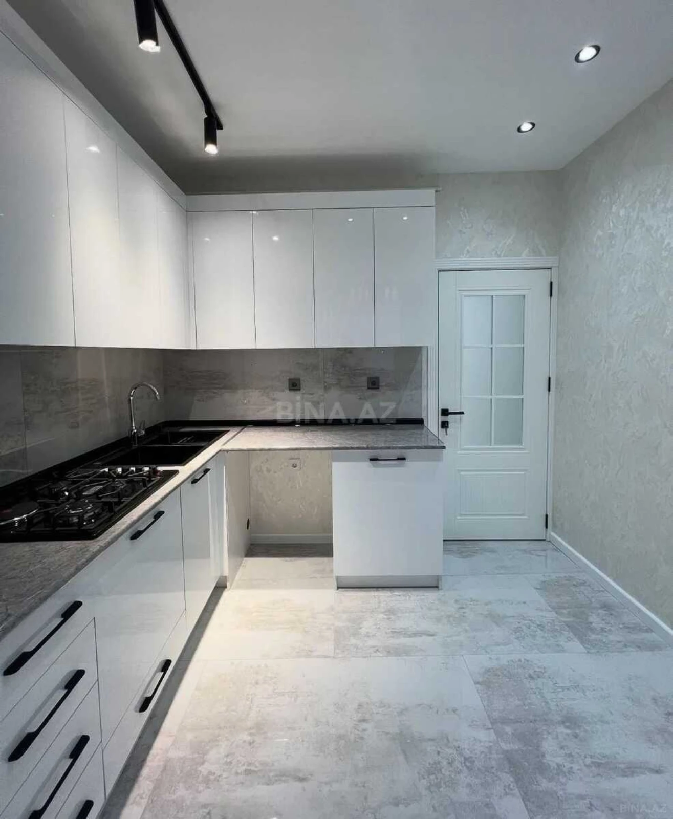 Satılır 2 otaqlı mənzil 65 m²