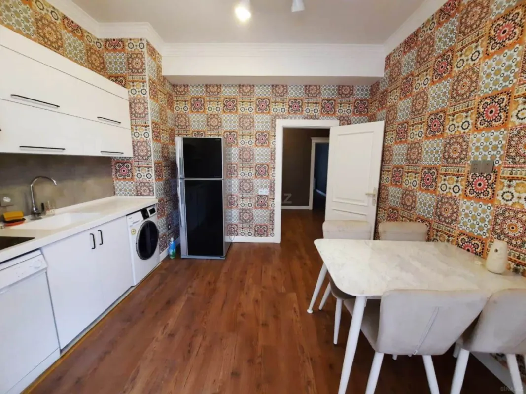 Kirayə verilir 4 otaqlı mənzil 160 m²