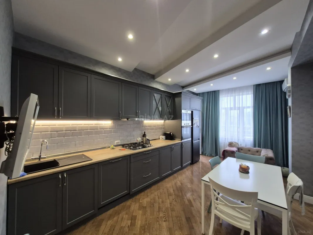 Satılır 3 otaqlı mənzil 140 m²