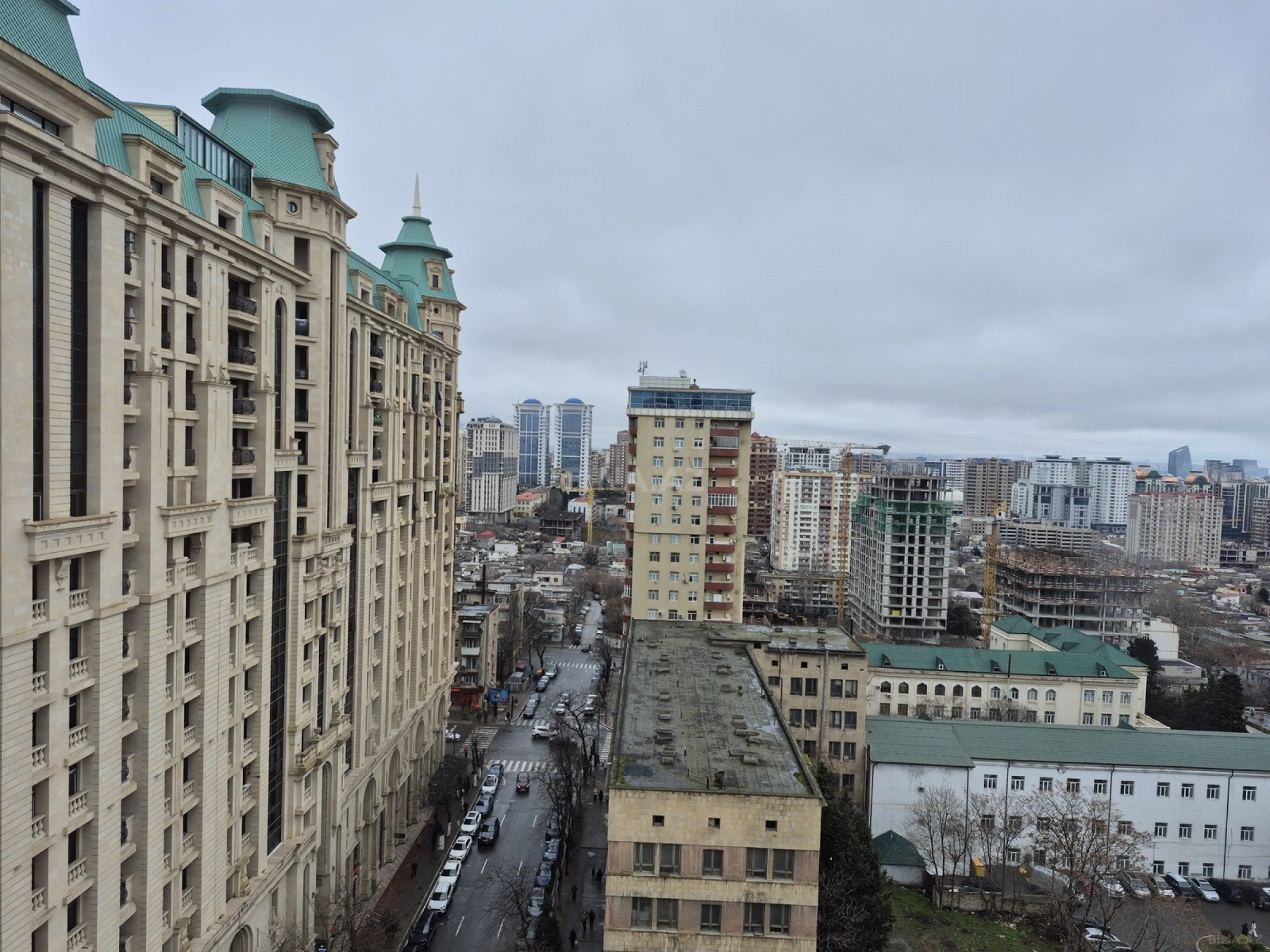 Satılır 3 otaqlı mənzil 140 m²