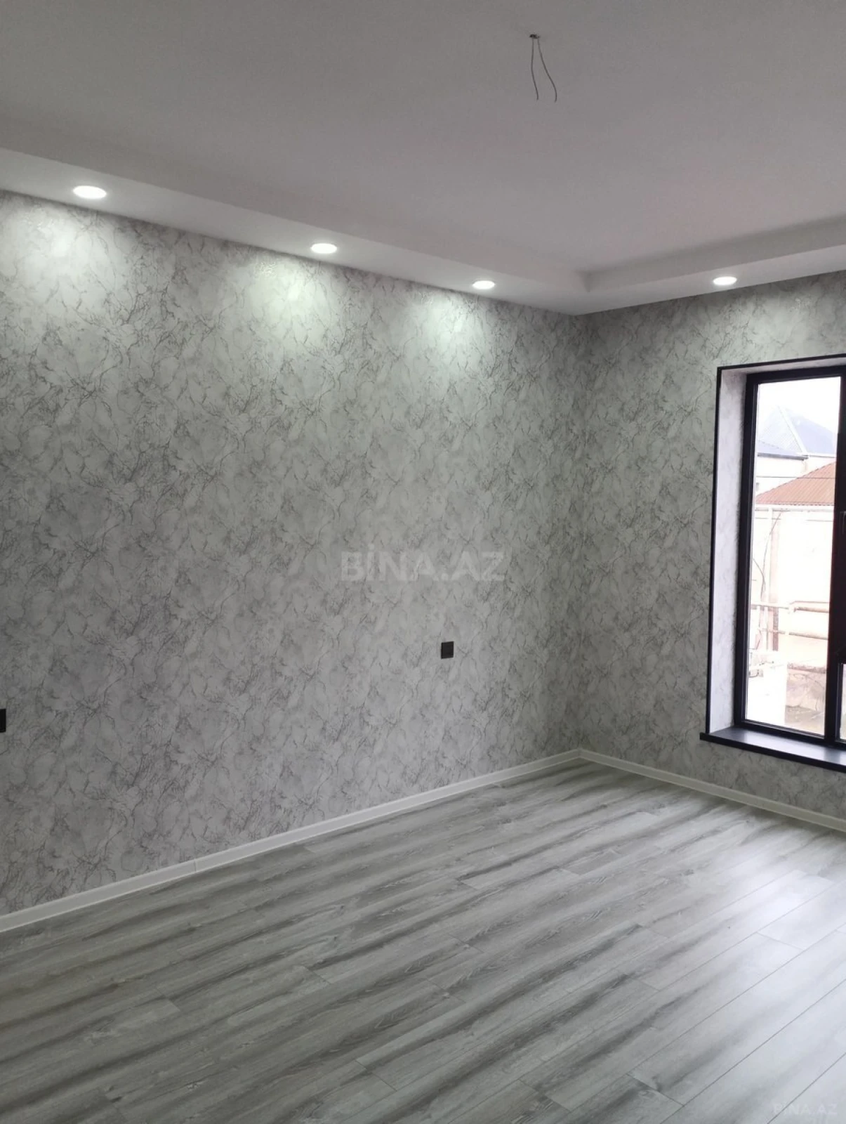 Satılır 5 otaqlı həyət evi 300 m²