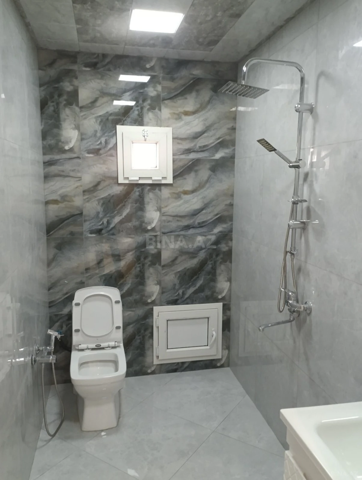 Satılır 5 otaqlı həyət evi 300 m²