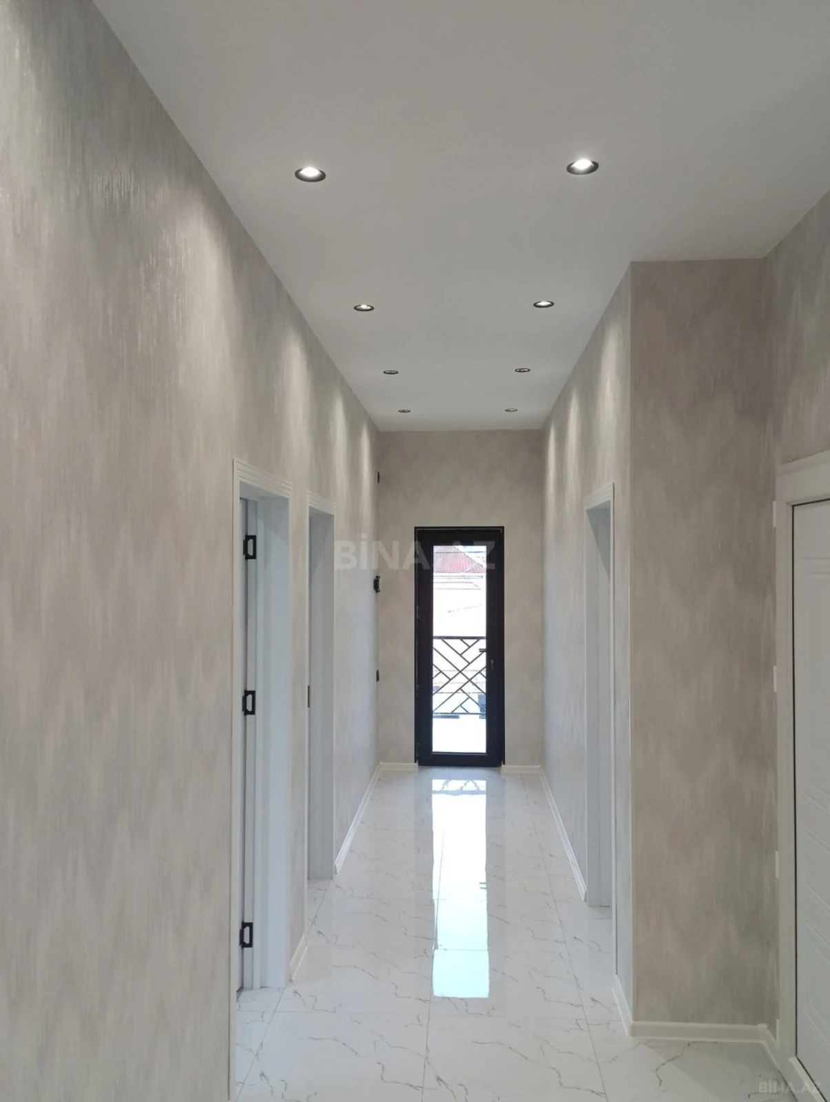 Satılır 5 otaqlı həyət evi 300 m²