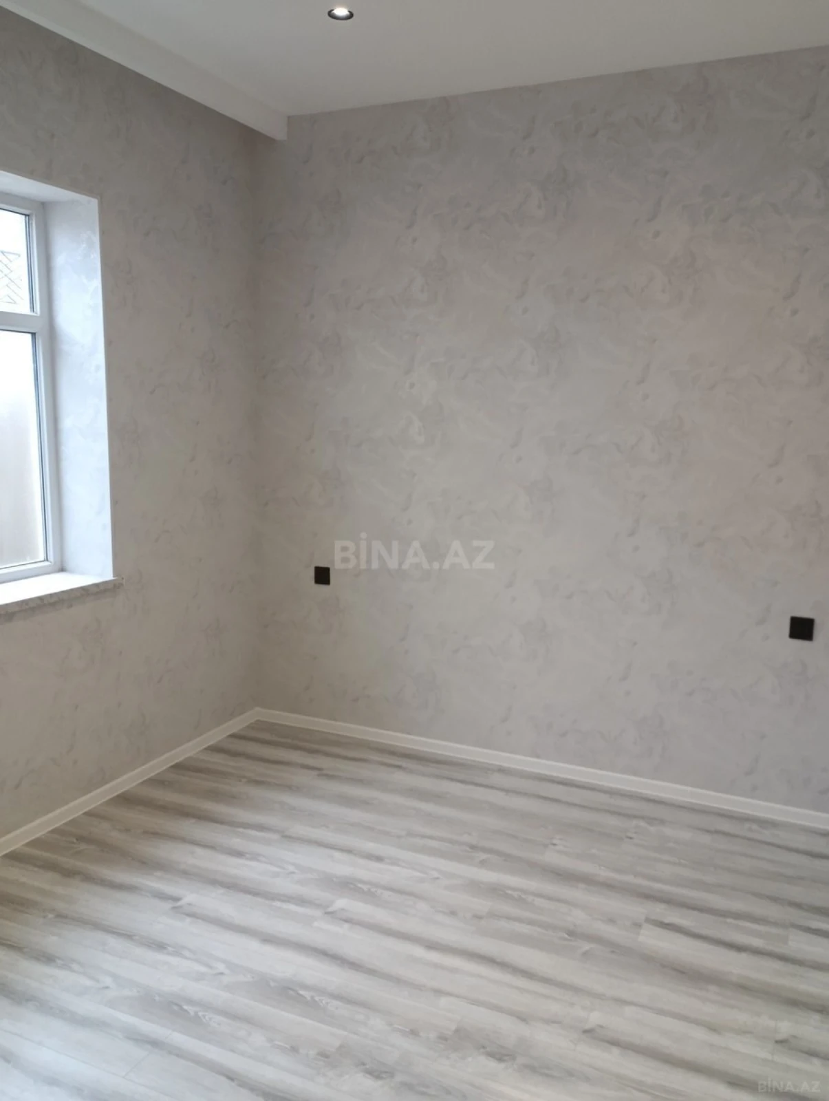 Satılır 5 otaqlı həyət evi 300 m²