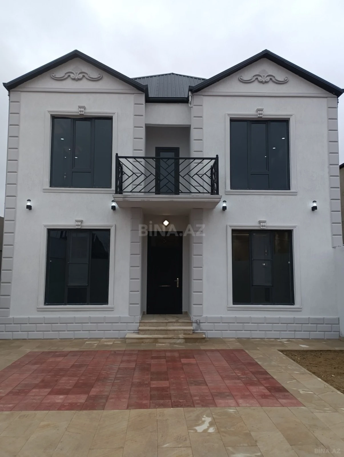 Satılır 5 otaqlı həyət evi 300 m²