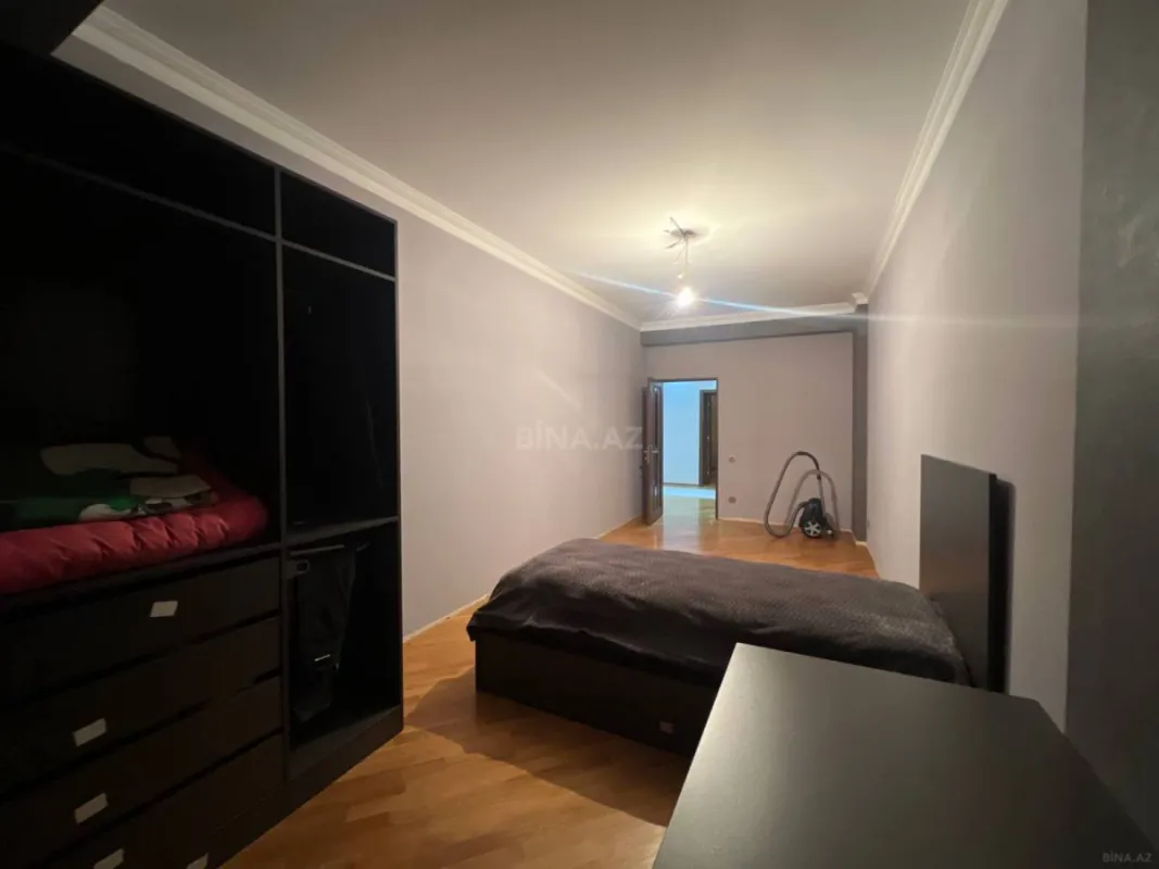 Satılır 3 otaqlı mənzil 135 m²