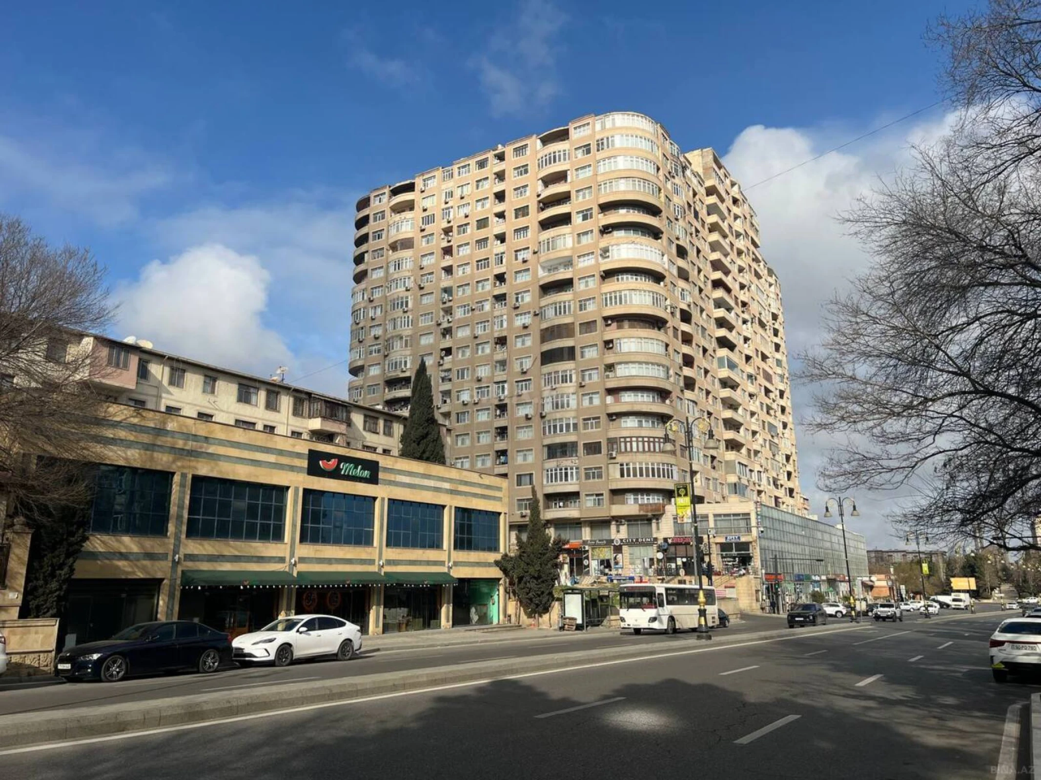 Satılır 3 otaqlı mənzil 135 m²