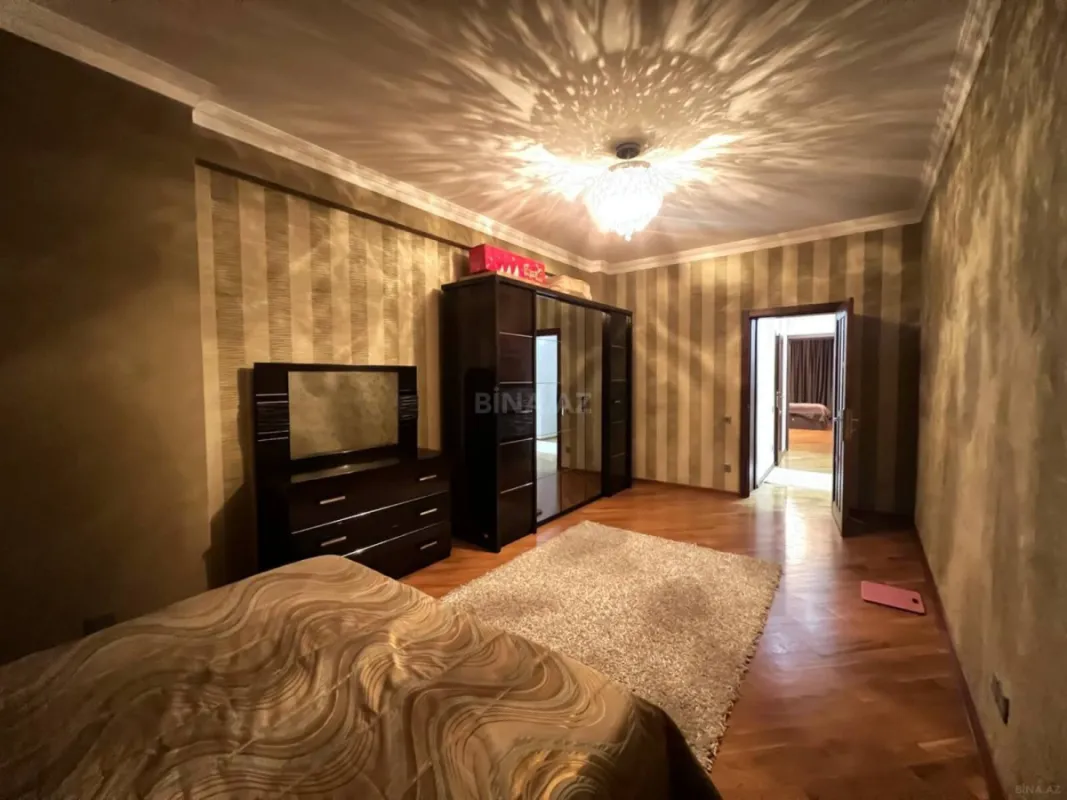 Satılır 3 otaqlı mənzil 135 m²