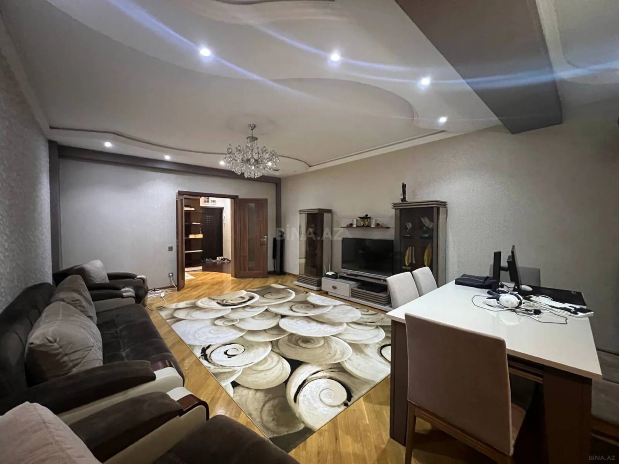 Satılır 3 otaqlı mənzil 135 m²