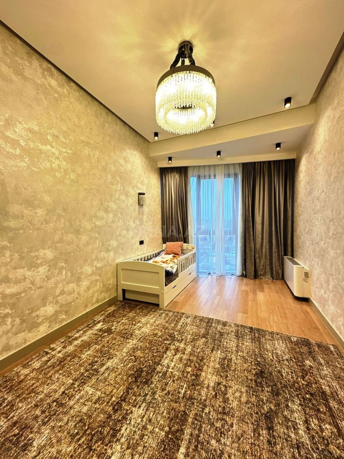 Satılır 4 otaqlı mənzil 180 m²