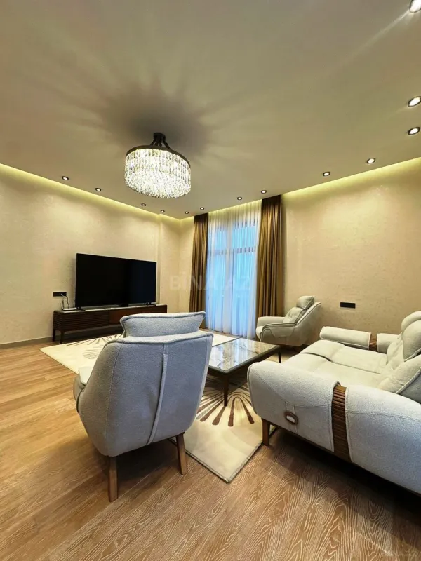 Satılır 4 otaqlı mənzil 180 m²