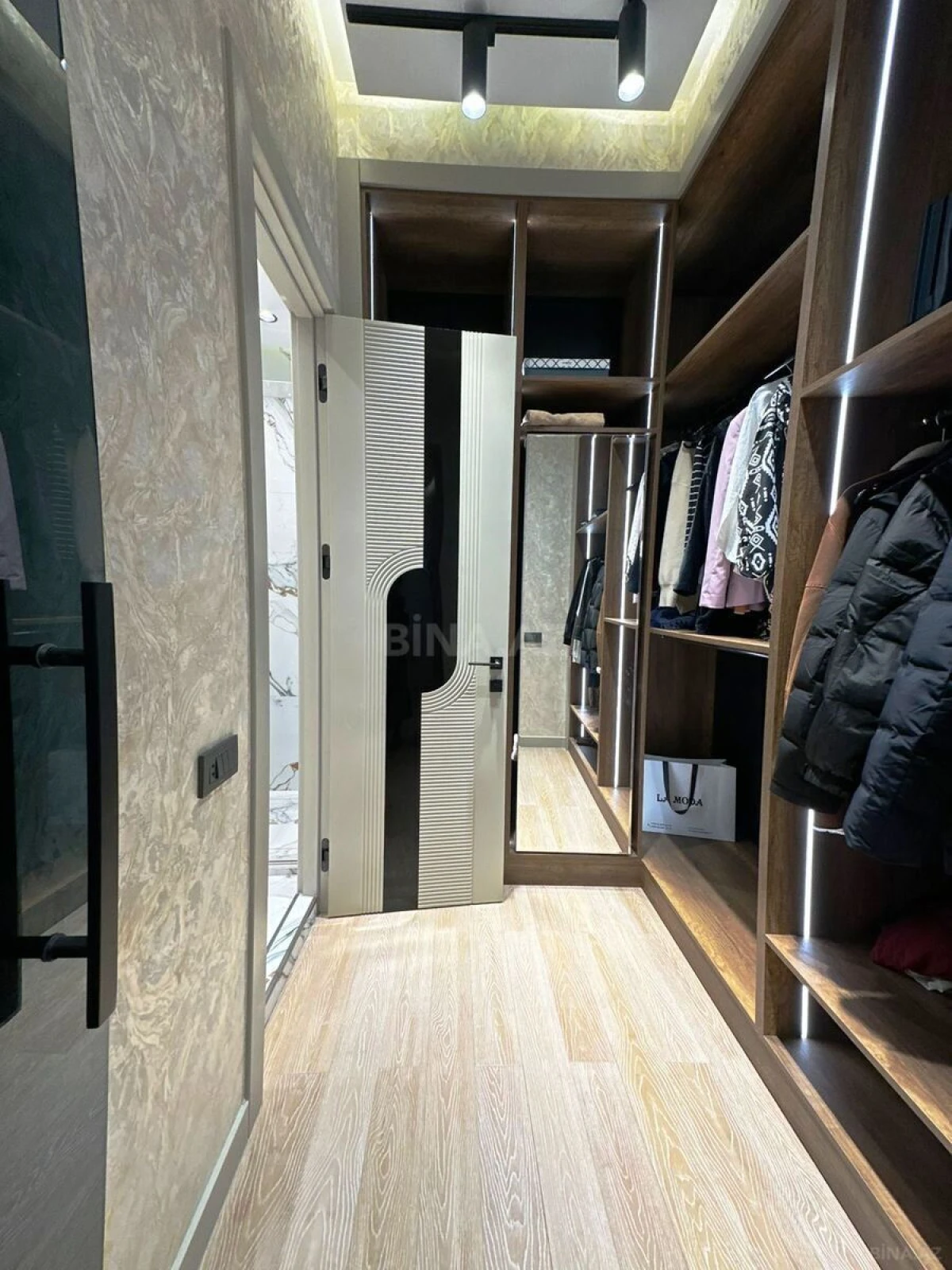 Satılır 4 otaqlı mənzil 180 m²