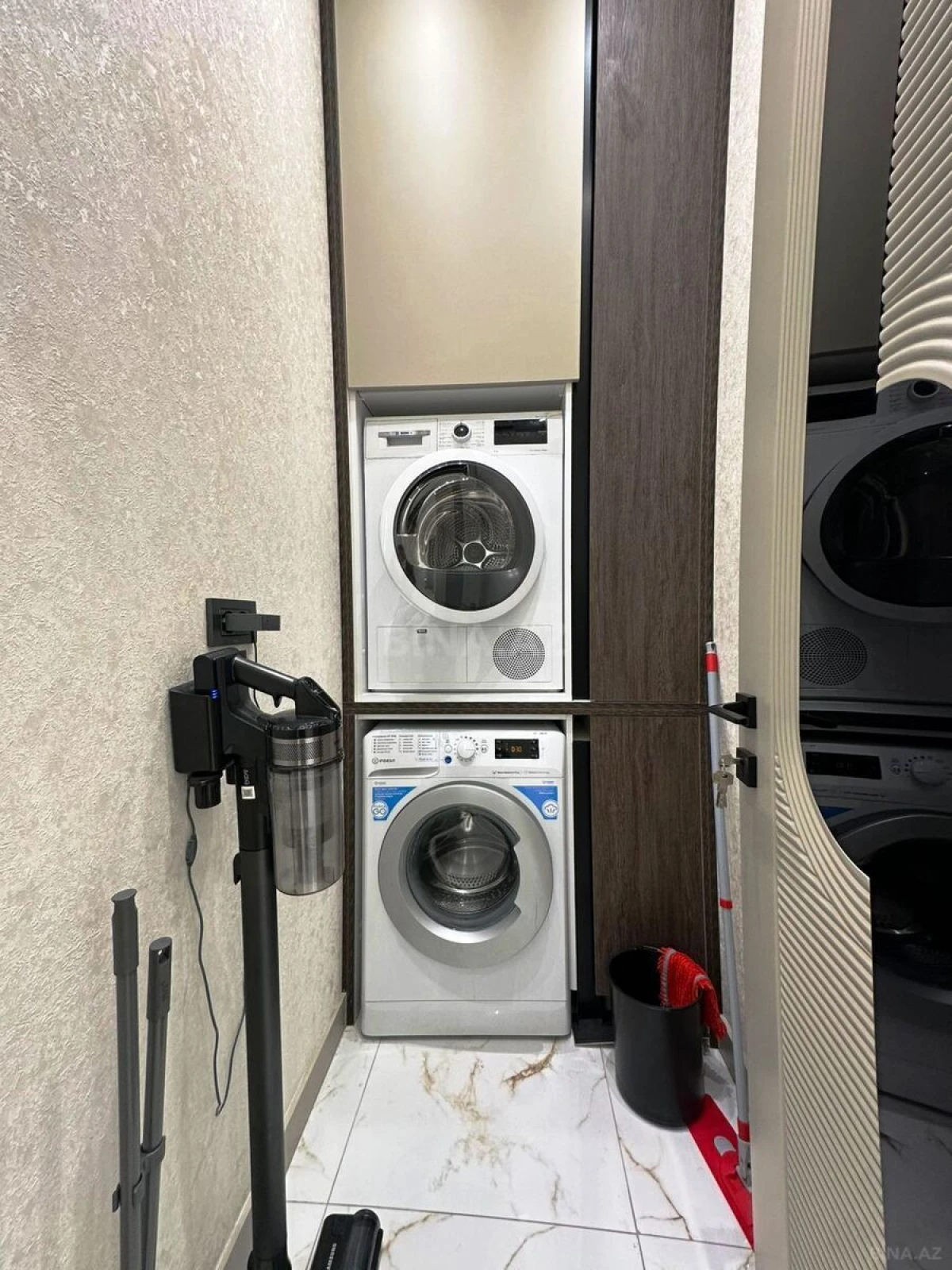 Satılır 4 otaqlı mənzil 180 m²