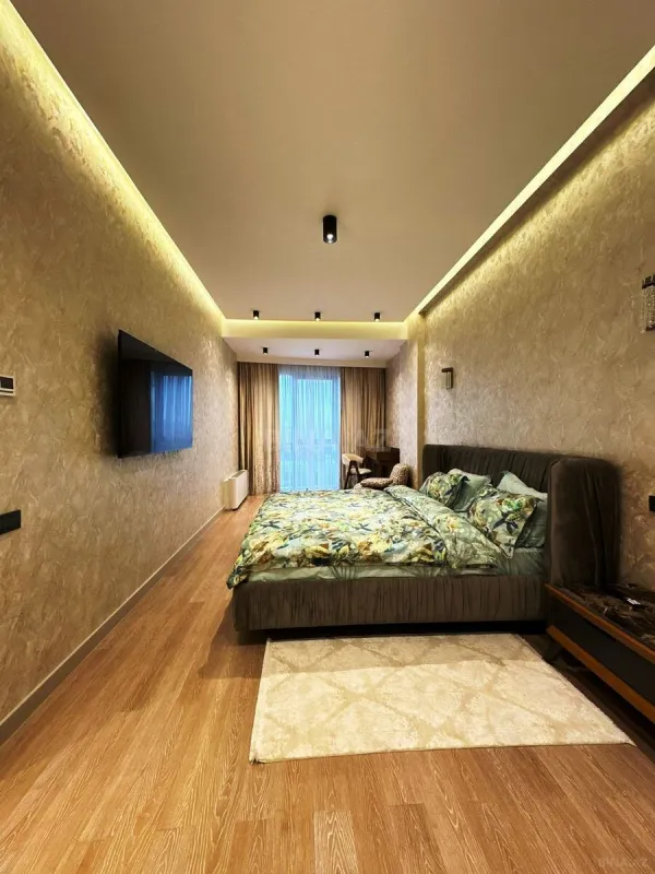 Satılır 4 otaqlı mənzil 180 m²