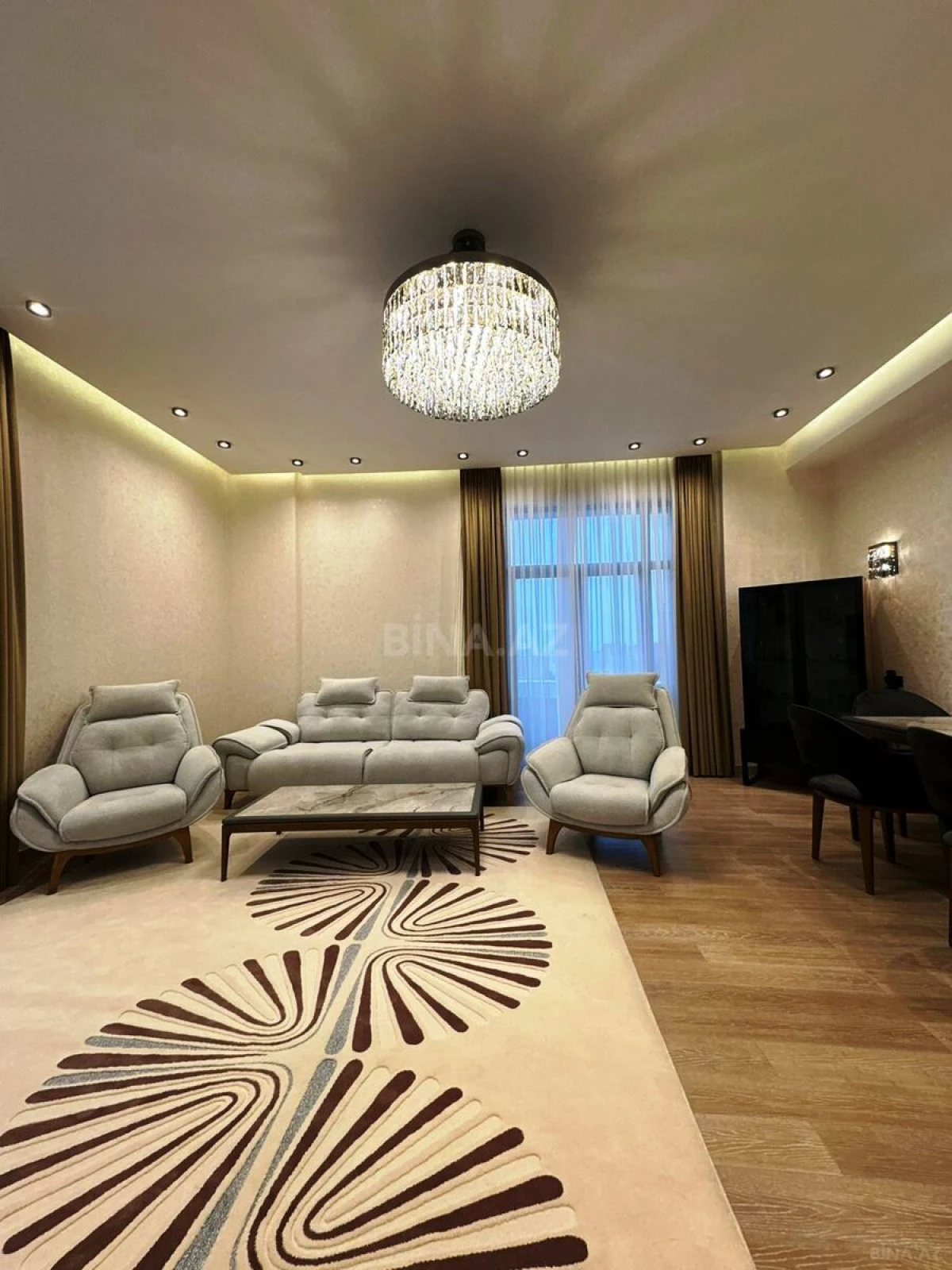 Satılır 4 otaqlı mənzil 180 m²